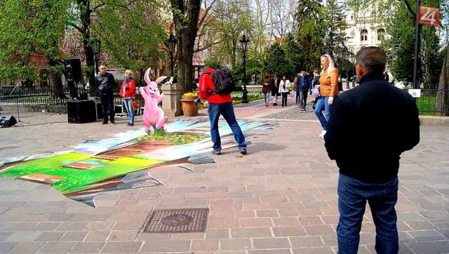 Zvláštna maľba na Hlavnej púta pozornosť Košičanov: Aha, aký zajac! FOTO — foto 2