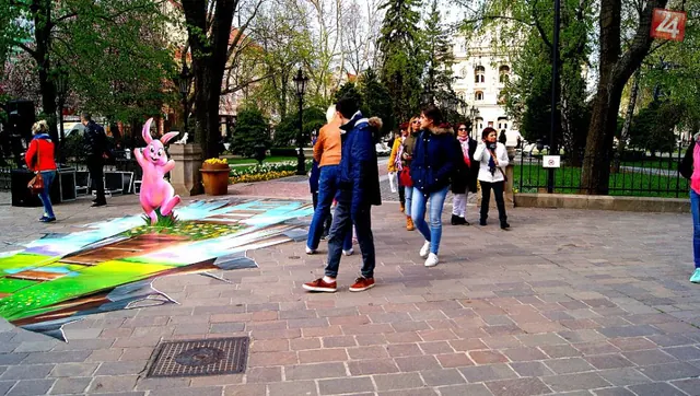 Zvláštna maľba na Hlavnej púta pozornosť Košičanov: Aha, aký zajac! FOTO — foto 1