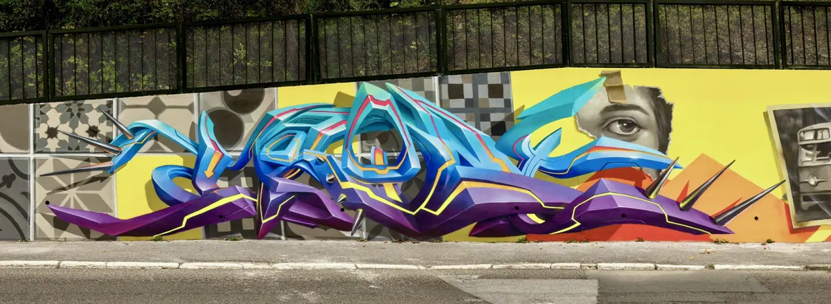 Dlhá graffiti maľba na múre pri ceste