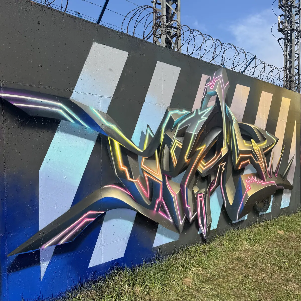 3D graffiti písmen na múre s pruhovaným pozadím