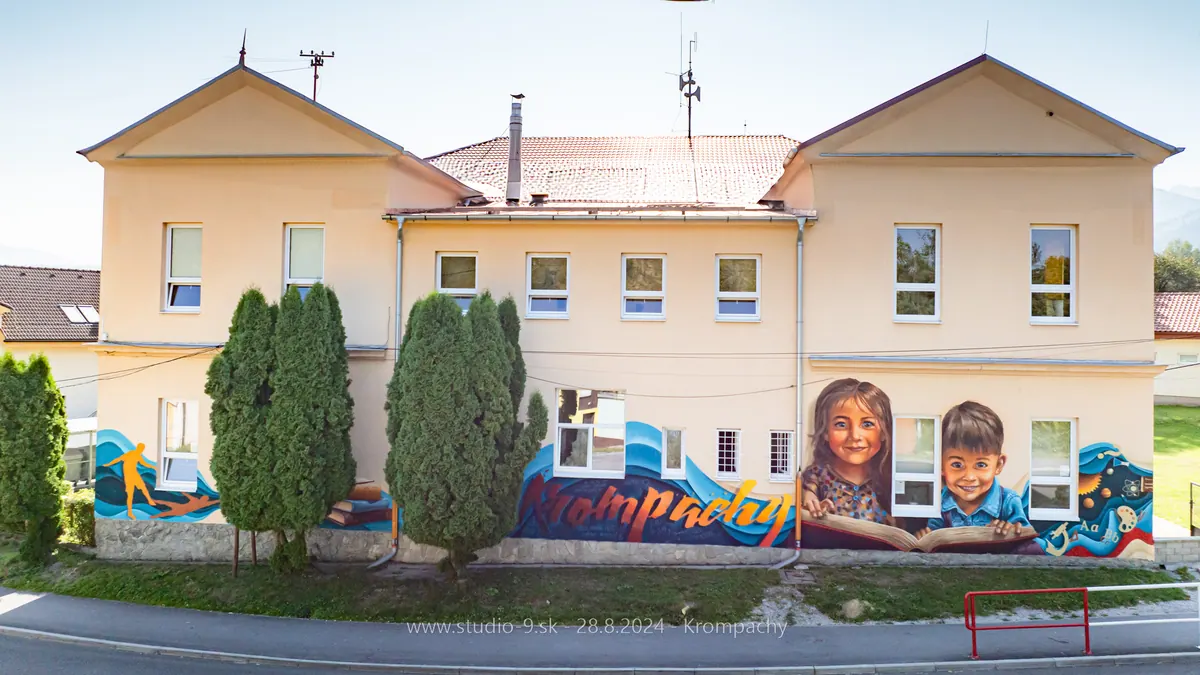 Maľba na fasáde školskej budovy s deťmi a nápisom