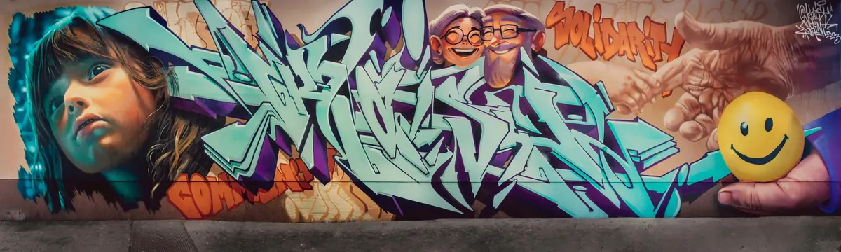 Graffiti s portrétom dievčaťa na dlhom múre